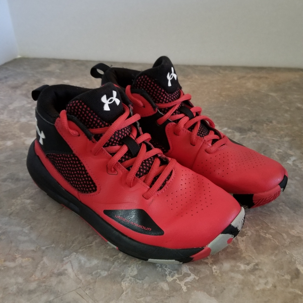Under Armour youth size 2.5 basketball sneakers